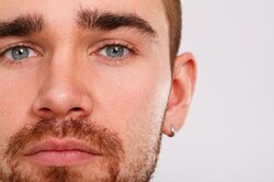 Прокол уха у мужчин: главные тренды мужского пирсинга