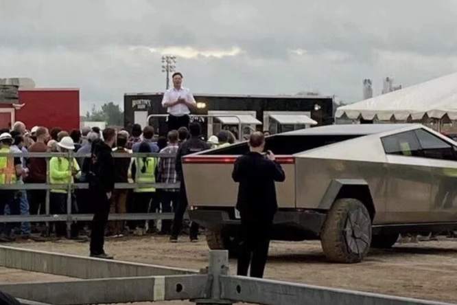 Илон Маск прибыл на завод Tesla и дал всем возможность рассмотреть новые детали своего Cybertruck Илон Маск прибыл на завод Tesla и дал всем возможность рассмотреть новые детали своего Cybertruck