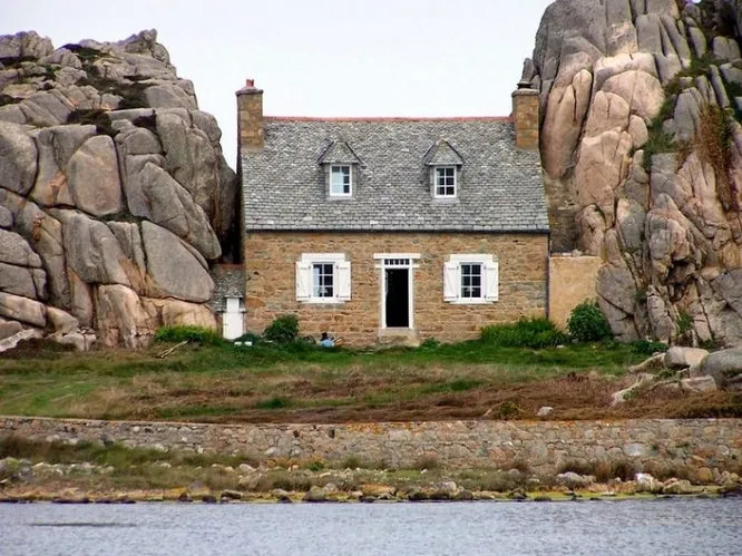 «Дом между скалами» - Бретань, Франция. Castel Meur , «визитная карточка» Бретани, - очаровательный маленький дом построен между двумя высокими гранитными колоннами на крошечном уступе в Английском Канале. Его название переводится как «Дом между скалами». Построенный в 1861 году, он является одним из старейших зданий в нашем списке. Он так популярен, что толпы туристов перепортили множество частных владений, пытаясь сфотографировать его поэтому сейчас коммерческое использование изображений Castel Meur запрещены.