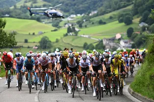 Авария на «Тур де Франс»: десятки велогонщиков снимаются с соревнования из-за многочисленных переломов