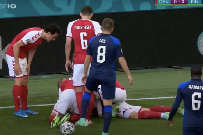Видео: игрок сборной Дании падает на поле во время матча чемпионата Европы
