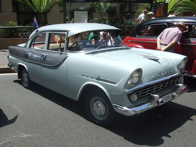 Так и быть, начнём именно с Holden. Перед нами Holden FB Special Sedan 1960-го. Модель оказалась не очень удачной и производилась всего полтора года.