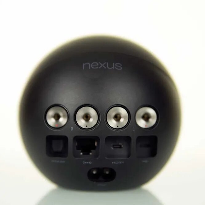 Nexus Q должен был гордо красоваться в гостиных, передавая на телевизоры видео из Google Play и YouTube. Но, несмотря на громкие обещания Google, проект умер прежде, чем вообще родился. Гаджет за 299 долларов оказался малоинтересным широкой публике.
