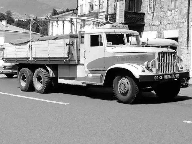 1961 год, дизель-троллейвоз ДТУ-10 на шасси КрАЗ-219. Построен в единственном экземпляре институтом УкрНИИпроект для легендарной троллейбусной линии Симферополь Ялта.
