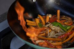 Почему опасно готовить все блюда в одной сковороде