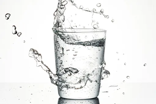 Для чего люди ставят стакан с водой в микроволновку и нужно ли это делать всем?