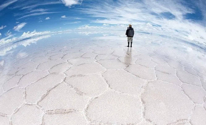 Солончак Уюни, Боливия. Это высохшее солёное озеро площадью в 10588 км&sup2;   крупнейший в мире солончак. Когда его покрывает хотя бы тонкий слой воды, возникает иллюзия «неба под ногами».  