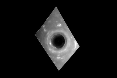 Что космический зонд Cassini увидел между колец Сатурна перед тем, как сгореть: удивительные кадры