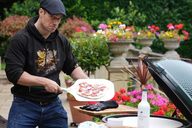 Фото: Генри Кавилл пробует готовить пиццу на гриле