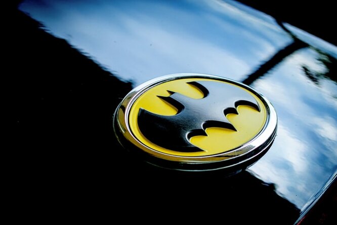 «Валенсия» и студия DC Comics поделили логотип Бэтмена