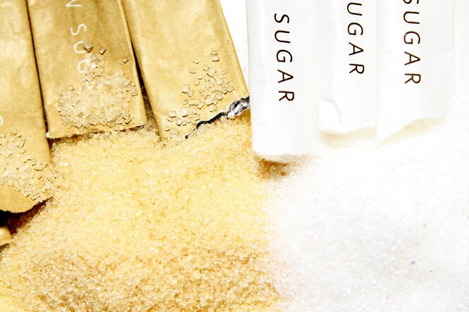 Какой сахар полезнее — коричневый или белый?