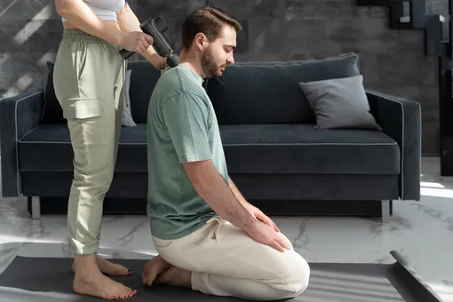 Что такое перкуссионный массаж и как он помогает от мышечной боли после тренировок