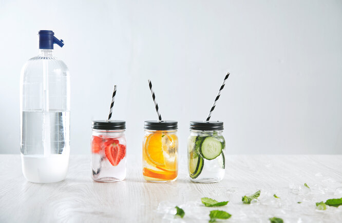 Газированная вода не помогает похудеть, однако ее можно заменить на действительно полезные напитки