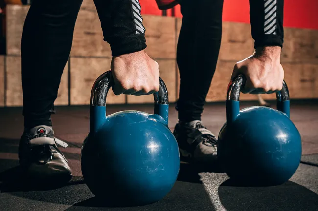 Какие мышцы развивают упражнения с гирями: добавьте их в вашу тренировку
