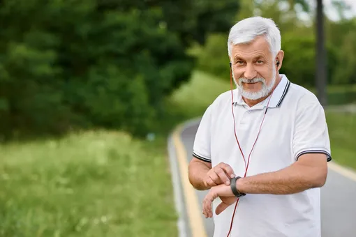 Вы можете носить на занятия специальный фитнес-браслет, который показывает артериальное давление, чтобы следить за показателями своего здоровья. Занимаясь физкультурой в старшем возрасте, важно избегать перенапряжения и перегрузок. Если вы никогда не занимались спортом, вводить в жизнь физическую нагрузку необходимо постепенно