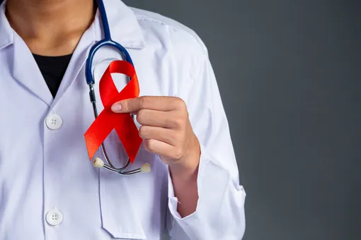 Как определить, что у вас ВИЧ: симптомы, которые появляются в первые месяцы заболевания