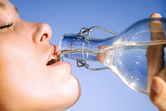 Почему пить все же полезно: своевременное поступление жидкости предотвращает сердечную недостаточность