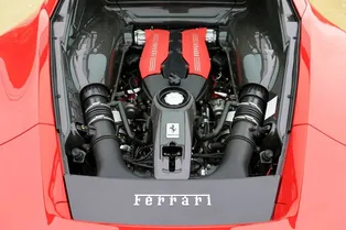 Как устроен мощный двигатель Ferrari V8: видео