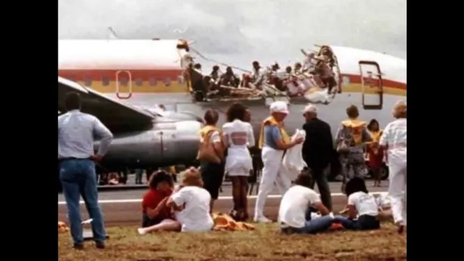 Происшествие с Boeing 737. 28 апреля 1988 года самолёт компании Aloha Airlines летел из Хило в Гонолулу, когда внезапно на высоте 7300 метров часть фюзеляжа попросту оторвалась. Под открытым небом оказались пилоты и пассажиры из первого класса, потоком воздуха наружу выбросило одну из стюардесс. Тем не менее, она оказалась единственной жертвой пилоты посадили самолёт и спасли почти сто человек.