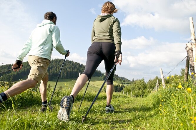 Спортинвентарь: как подобрать палки для скандинавской ходьбы?