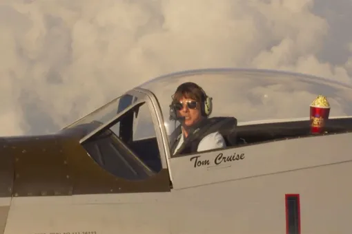 Том Круз записал видео в полете на истребителе времен Второй мировой войны: от этих кадров захватывает дух