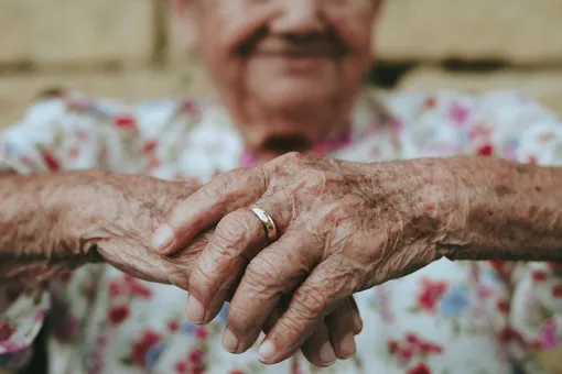 «Напиток для долголетия»: 100-летняя женщина раскрыла рецепт, который помог ей прожить больше века
