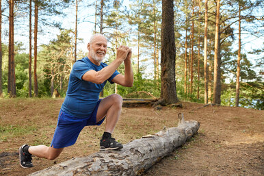 Какие упражнения стоит выполнять с осторожностью после 50 лет