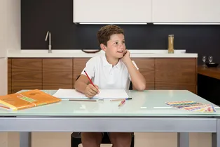 Ученые выяснили, что сложные домашние задания вредны: они приводят к падению родительского авторитета