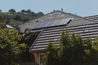 Выбросить электросчетчик: можно ли вообще не платить за электричество, если поставить много солнечных панелей?