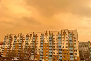 «Марсианские хроники»: пыльная буря окрасила Благовещенск в желто-оранжевый цвет