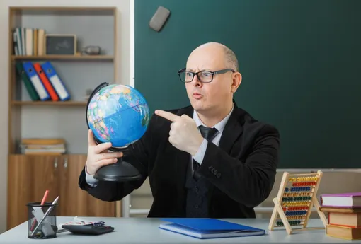 учитель с глобусом