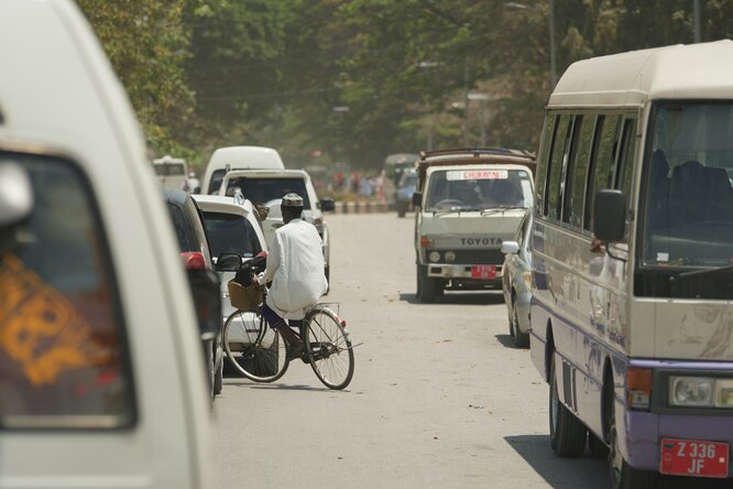 Дороги на Занзибаре плохие, как по качеству, так и по тому, как по ним двигаются местные. К тому же, движение левостороннее – не спешите брать машину в аренду