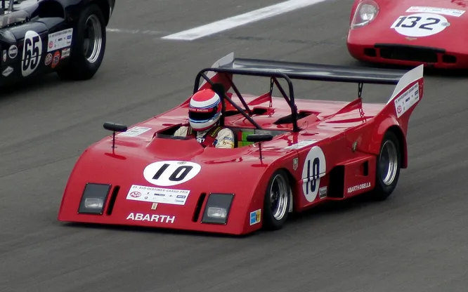 Osella. Компания хорошо известна своим длительным и безуспешным участием в Чемпионате мира Формулы-1 с 1980 по 1990 год, до того основанная в 1973 году фирма выставляла свои машины в Формуле-2. После ухода из «формул» и по сей день успешно строит спортпрототипы (в основном для подъёма на холм). На снимке   первая модель, Abarth Osella PA 1 (1973). 