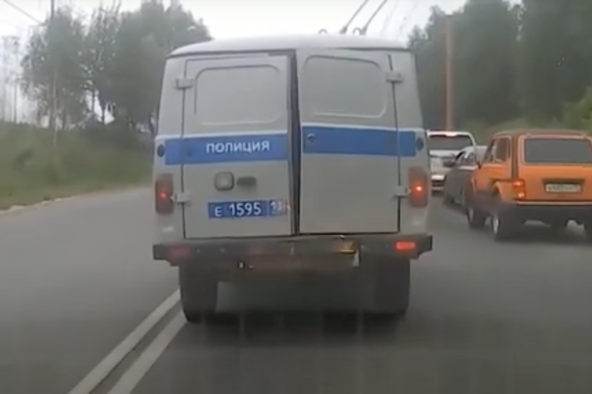 Видео: в Саранске мужчина сбежал из автозака во время остановки на светофоре