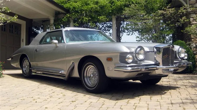 1976 год, Stutz Blackhawk Coupe IV. Между поколениями Blackhawk не было почти никакой внешней разницы.