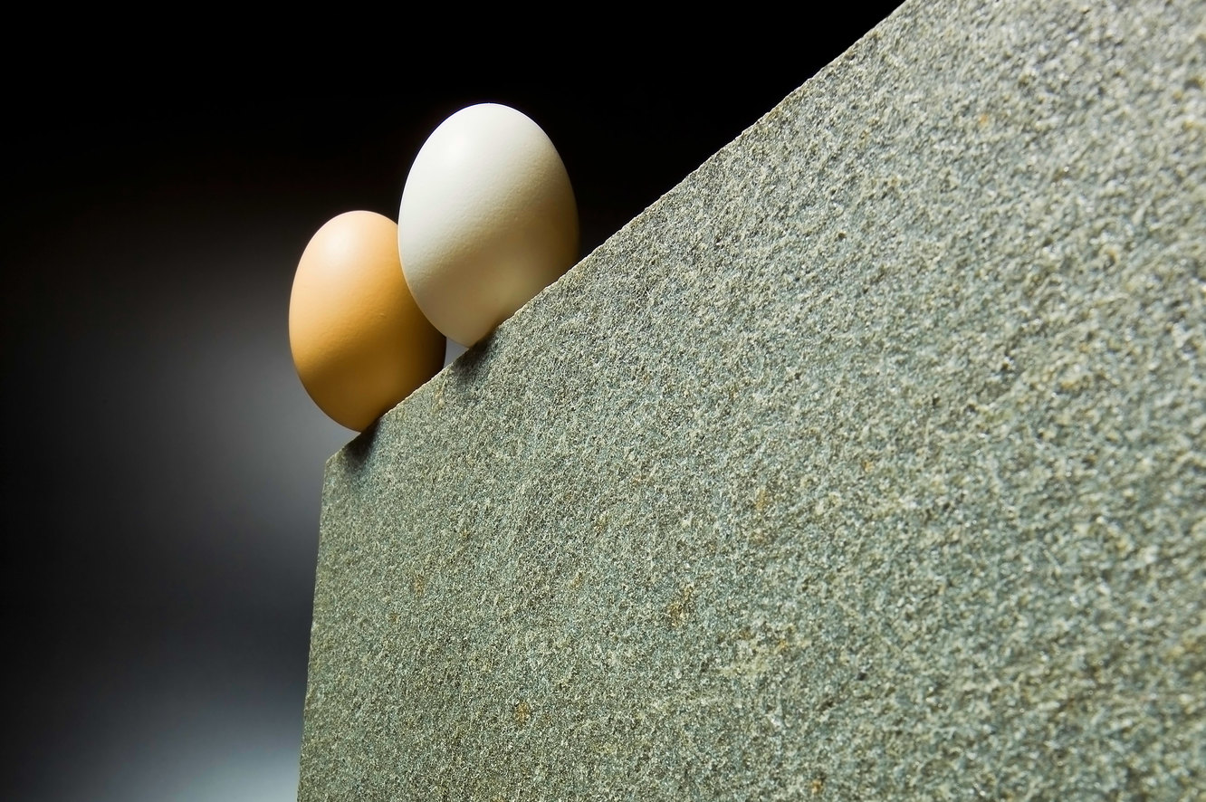 Яичко выше обои. Яйцо в мурашках человеческое. Узелок на яйце боль. У мужчины болят яички причины и лечение