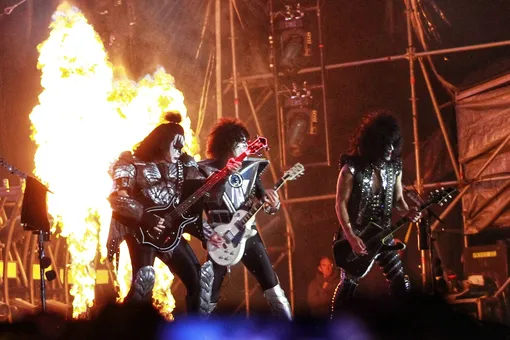 Kiss вернется на сцену виртуально: рок-группа продала права на музыку и образы для создания своих цифровых аватаров