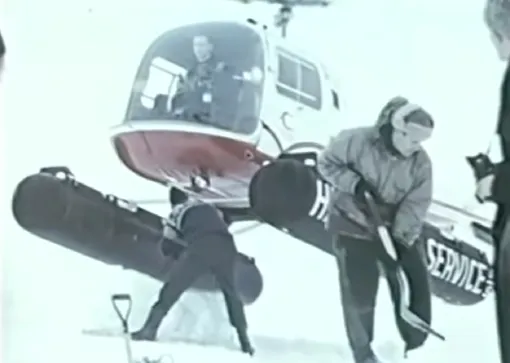 Ледяной куб пристегивают к вертолету.