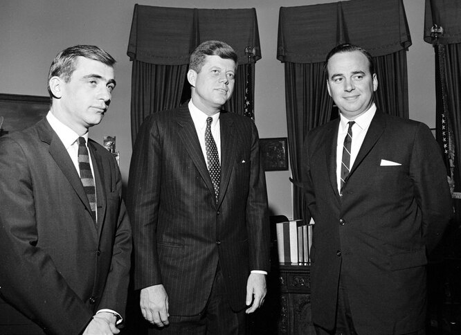 Мердок с президентом США Джоном Ф. Кеннеди и Зеллом Рабином в 1961 году