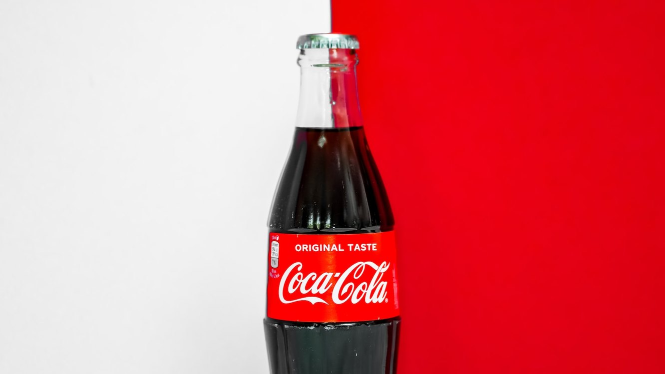 Почему Coca-Cola черная: особенности состава и технологии производства