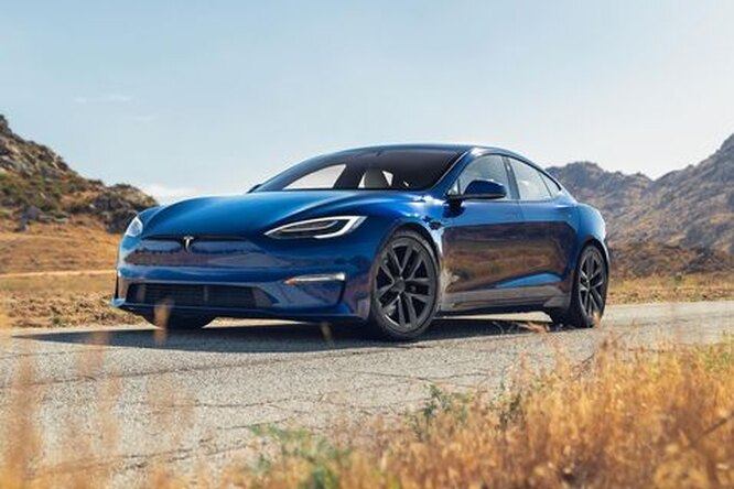 Видео: блогеры проехали на самой быстрой Tesla под водой Видео: блогеры проехали на самой быстрой Tesla под водой