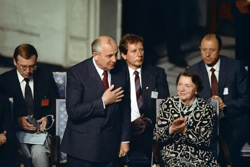 Человек, сломавший стену: за что Михаила Горбачева наградили Нобелевской премией