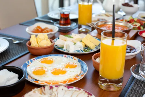 Еда в кафе на диете на завтрак – привычные и любимые блюда.