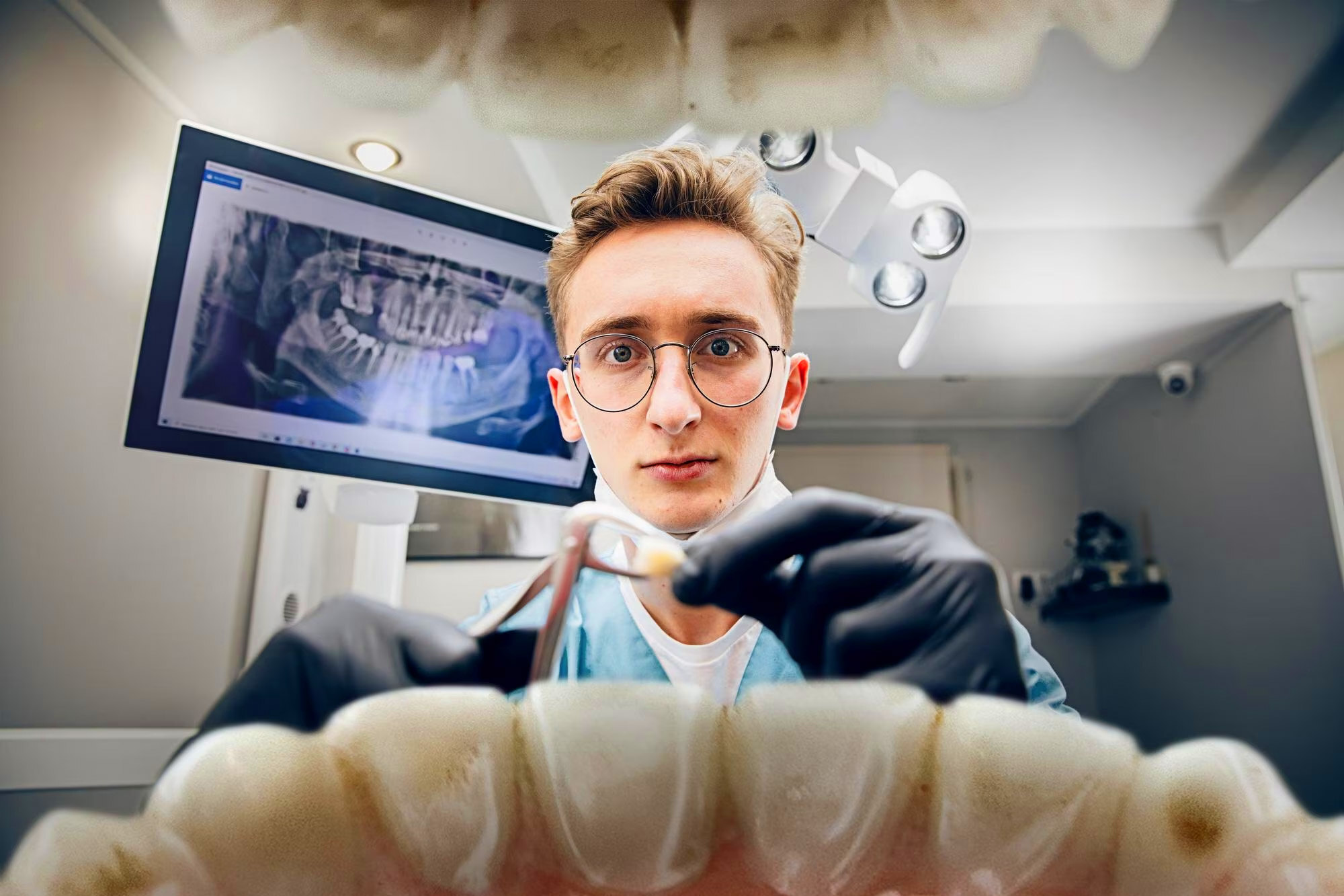 5 неожиданных симптомов, которые говорят о серьезных проблемах: стоматолог рассказал, что можно узнать, заглянув в рот