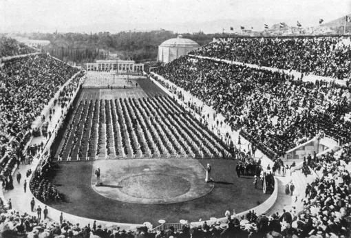 Первые Олимпийские игры 1896 года проходили на греческом стадионе «Панатинаикос», построенном еще в античные времена. Олимпиада заняла девять дней. В спортивных соревнованиях принял участие 241 атлет из 14 стран, причем женщины не были допущены. В общей сложности было разыграно 43 комплекта медалей в девяти видах спорта.