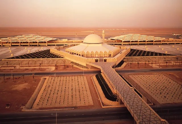 Международный аэропорт Король Халид, Эр-Рияд. Крупнейший аэропорт в мире, раскинувшийся на площади в 315 кв. км. Используется как одна из запасных площадок для посадки шаттлов НАСА. 