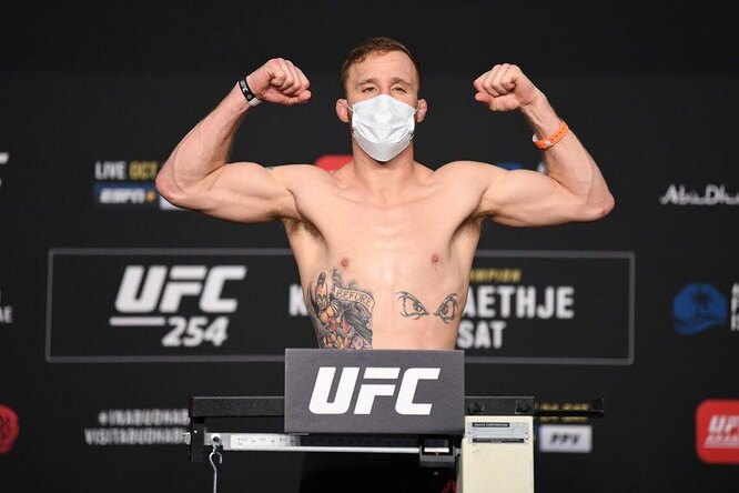 Видео: фанат дал бой бывшему чемпиону UFC ради денег Видео: фанат дал бой бывшему чемпиону UFC ради денег