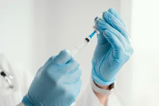 AstraZeneca отзывает вакцину от коронавируса по всему миру: что с ней не так?