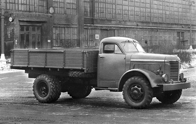 1944 год, второй экземпляр УльЗИС-253 получил более традиционную решетку радиатора. В такой версии машину передали для производства на Ярослвский (ЯАЗ) и Новосибирский (НАЗ) автозаводы   но серийно 253-й так никогда и не производили. 