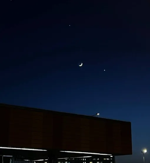 Юпитер (сверху), Луна (посередине) и Венера (справа от Луны)
